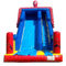 As crianças ostentam o cofre forte exterior do parque de diversões inflável da corrediça de água do jogo e o PVC estável